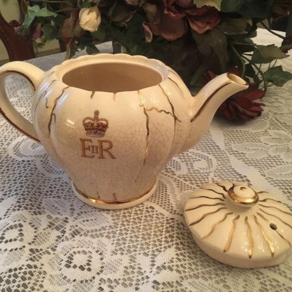 Vtg 1953 Sudlow's Queen Eliz. Coronation Teapot - Picture 2 of 6